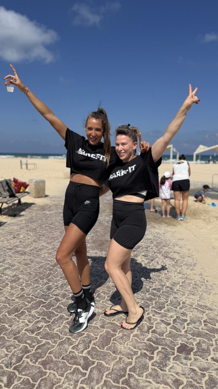 מתאמנות BareFit באירוע קהילה בחוף