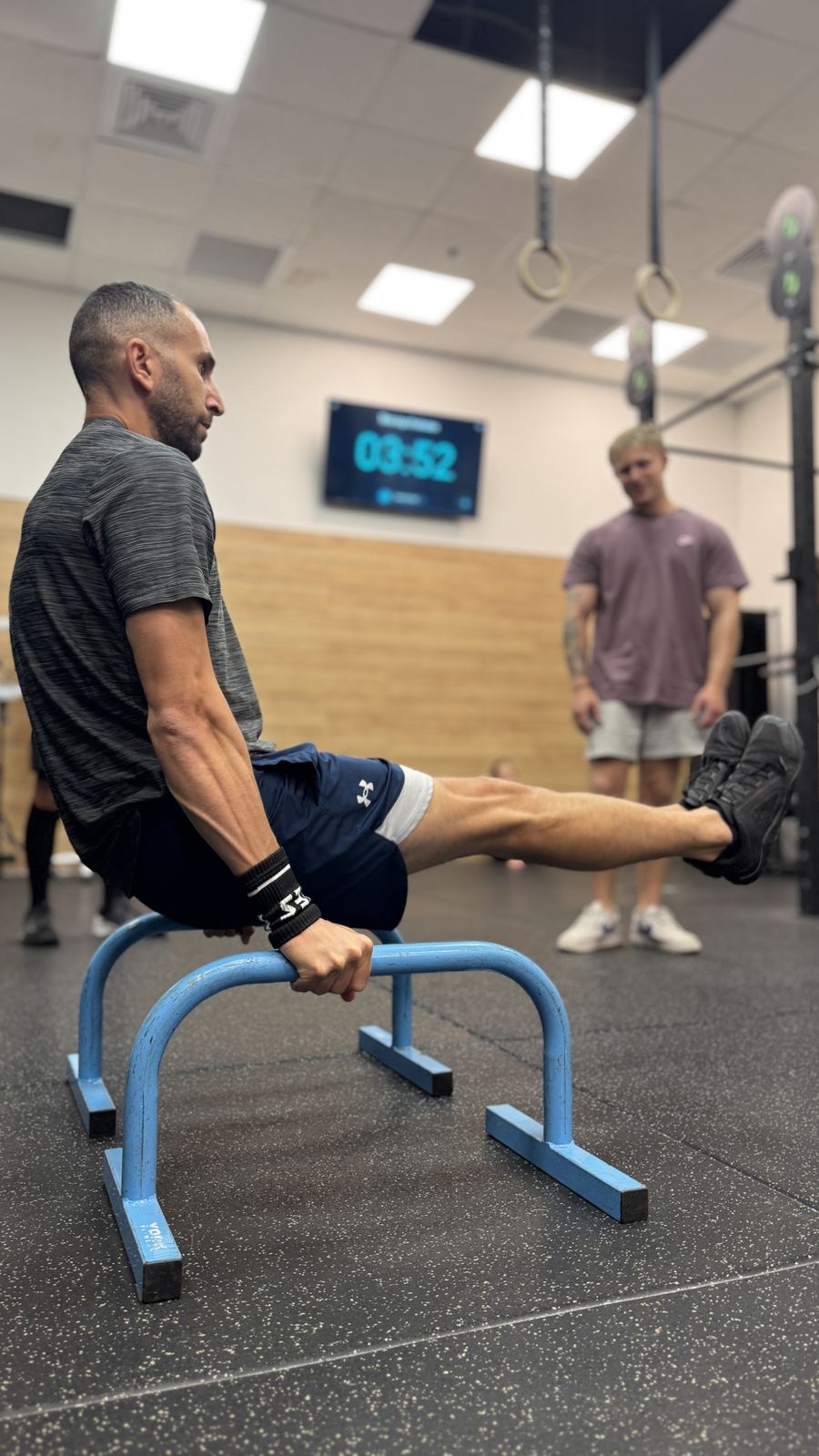 תרגיל L-sit במועדון ברפיט